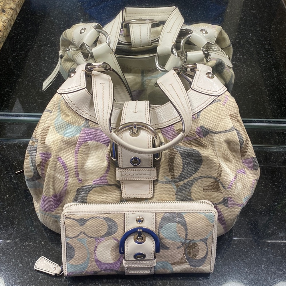 ❤️Medium sized hobo, canvas Coach bag with matching wallet.  Multi colored, used